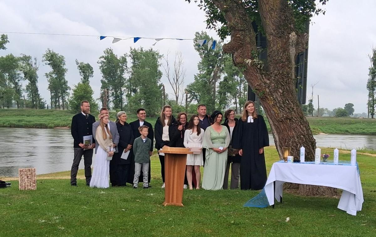 Täuflinge, Paten, Pfarrer und Pfarrerin beim regionalen Tauffest in Elster an der Elbe. Täuflinge, Paten, Pfarrer und Pfarrerin beim regionalen Tauffest in Elster an der Elbe.