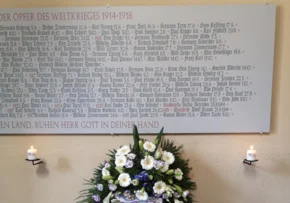 Gedenktafel in Gräfenhainicher Kirche mit einem Kranz davor. | Foto: G. Metzner