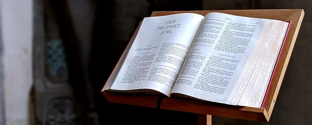 Aufgeschlagene Bibel auf einem Lesepult.