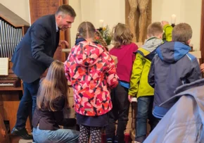 Diakon Guido Merten baut mit Kindern aus Pappschachteln einen Tempel | Foto: Andrea Schulze