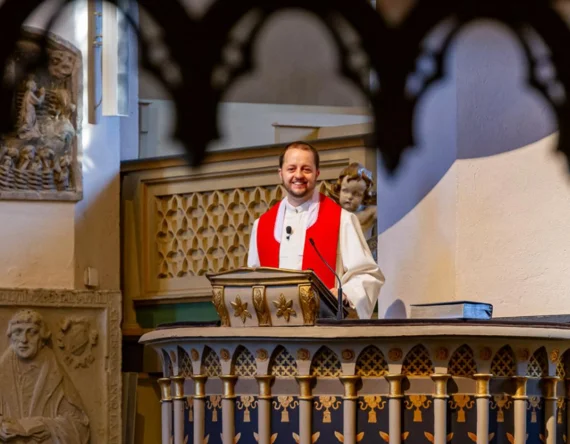 Pfarrer Fabian Mederacke redet von der Kanzel.