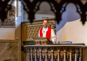 Pfarrer Fabian Mederacke redet von der Kanzel. | Foto: Matthias Keilholz