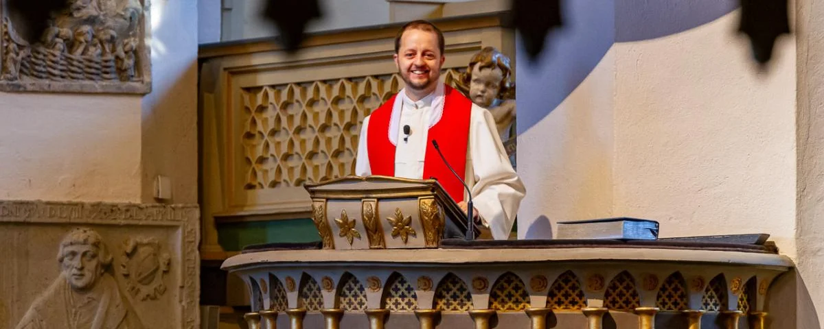 Pfarrer Fabian Mederacke redet von der Kanzel.