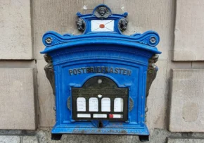 Ein blauer Briefkasten