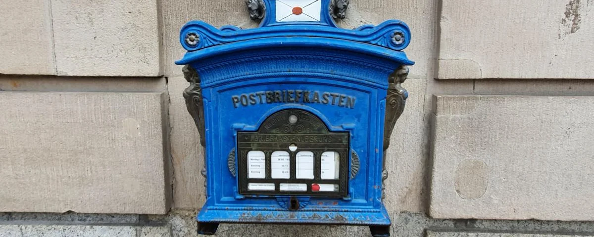 Ein blauer Briefkasten