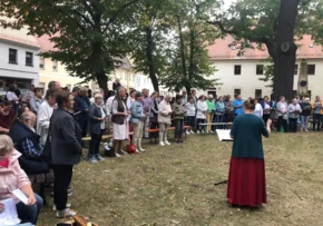 Chor der Singschule Annaburg Prettin auf dem Prettiner Kirchplatz