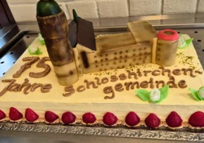 Ein Kuchen mit der Schlosskirche als Dekoration und dem Schriftzug "75 Jahre Schlosskirchengemeinde" | Foto: A. Schulze