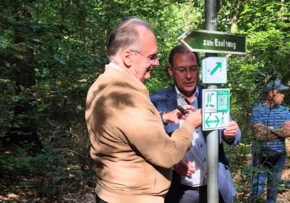 Ministerpräsident Reiner Haseloff und Dr. Ekkehard Steinhäuser von der Deutschen Lutherweg-Gesellschaft bringen ein Schild für die neue Lutherwegerweiterung an. | Foto: A. Schulze