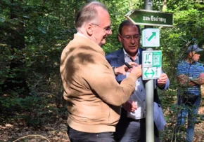 Ministerpräsident Reiner Haseloff und Dr. Ekkehard Steinhäuser von der Deutschen Lutherweg-Gesellschaft bringen ein Schild für die neue Lutherwegerweiterung an. | Foto: A. Schulze