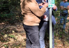 Ministerpräsident Reiner Haseloff und Dr. Ekkehard Steinhäuser von der Deutschen Lutherweg-Gesellschaft bringen ein Schild für die neue Lutherwegerweiterung an.