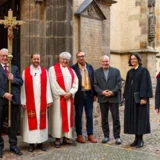 Pfarrer Fabian Mederacke (2.v.l.) mit Gemeindekirchenräten, Pfarrer Alexander Garth (3.v.l.) und Superintendentin Dr. Gabriele Metzner (2.v.r.)  Matthias Keilholz