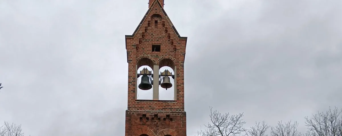 Der Glockengiebel in Möhlau mit zwei Bronzeglocken.