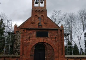 Der Glockengiebel in Möhlau mit zwei Bronzeglocken.