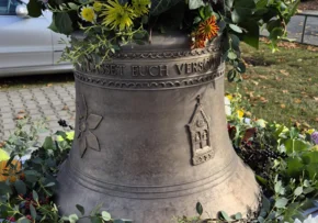 Die neue Bronzeglocke geschmückt mit Blumen. | Foto: A. Schulze