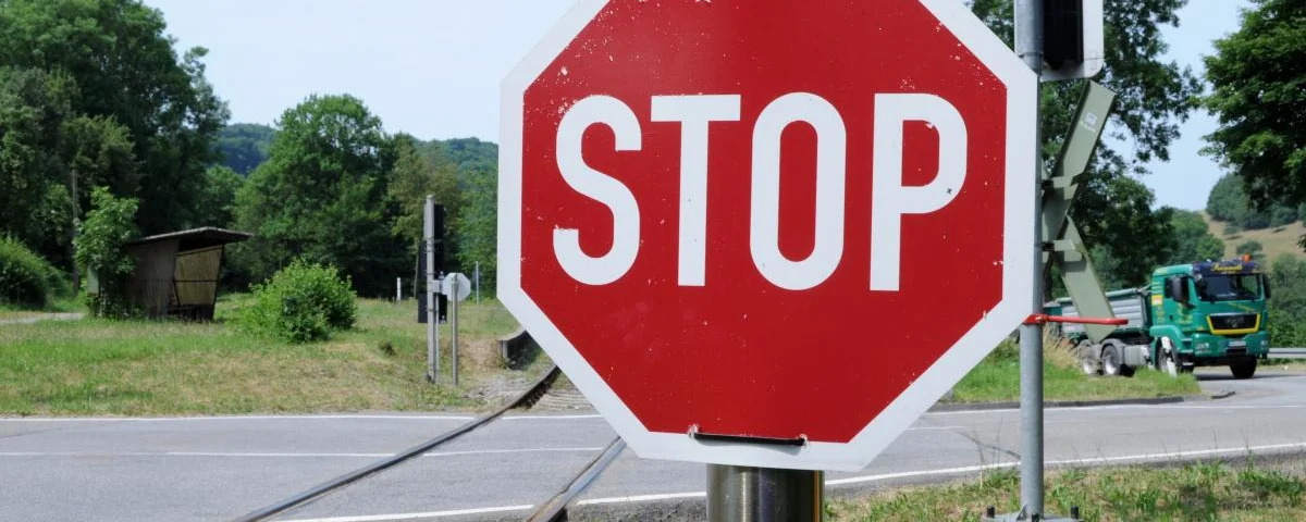 Stop-Zeichen am Bahnübergang