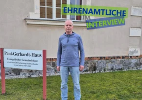 Ehrenamtlicher Jörg Schütze steht vor dem Paul-Gerhardt-Haus in Gräfenhainichen. | Foto: A. Schulze