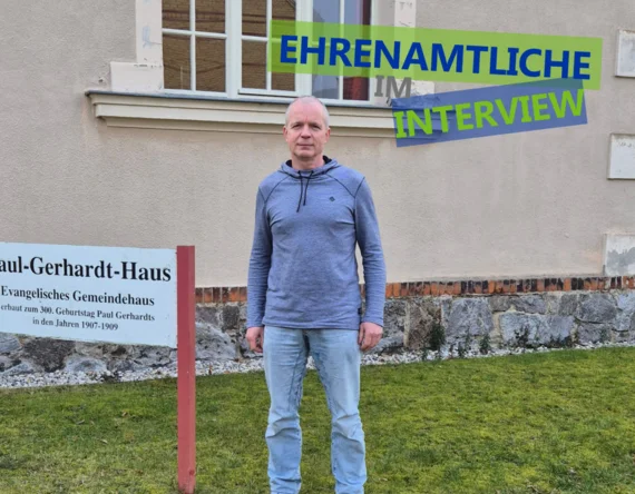 Ehrenamtlicher Jörg Schütze steht vor dem Paul-Gerhardt-Haus in Gräfenhainichen.