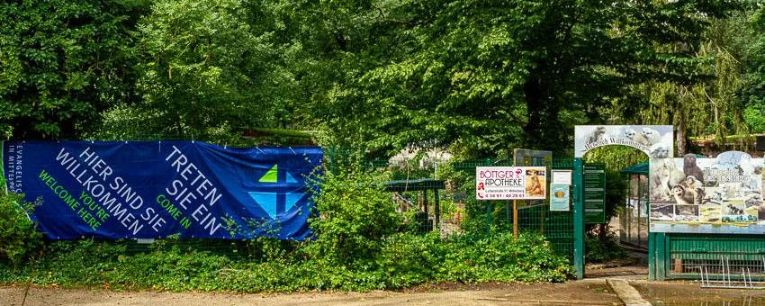 Banner der Pop-Up-Church am Eingang vom Tierpark