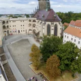 Schlosskirchengemeindemitglieder bilden eine 75 auf dem Schlosshof.  Jan-Niklas Behlen - Fotodesign