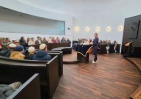 Konfirmanden erfahren im Gebetsraum der Synagoge etwas über die Geschichte der jüdischen Gemeinde in Dessau. | Foto: Andrea Schulze