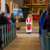 Pfarrer Fabian Mederacke vor dem Altar  Matthias Keilholz