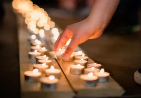 Kerzen werden entzündet und aufgereiht zum Ewigkeitssonntag (Symbolbild) | Foto: EKHN / fundus-medien.de